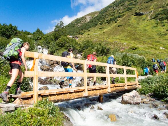 Über eine Brücke geht es über den wilden Bach.