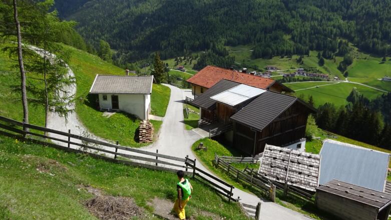 Die ersten Häuser, bzw. das ehemalige Gasthof Edelraute. Ca. 400 m folgen wir der Straße bis ...