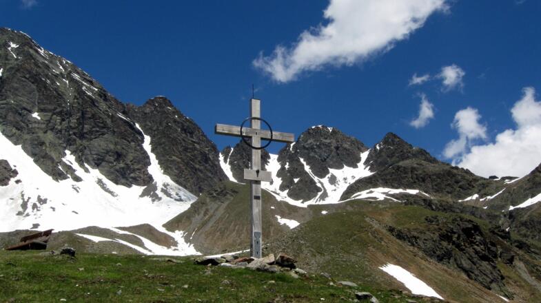 Das Gipfelkreuz der Münsterhöhe - Im Hintergrund Grubenwand und Schöntalspitze