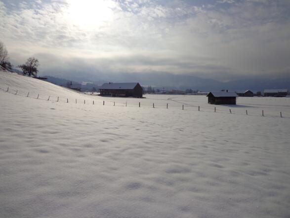 Zwischen den zwei Heustadln liegt das Hotel Quellengarten