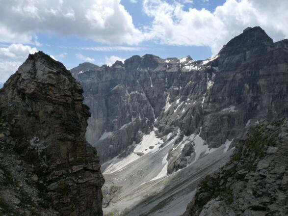 Am Gstreinjöchl öffnet sich eine gewaltige Bergszenerie.
