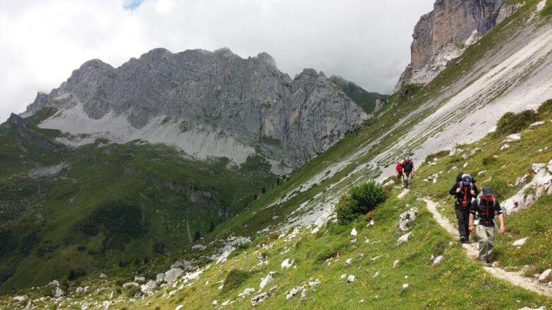 Nun noch in weitem Bogen zur Carschinahütte, hinten links die Südwände der Kirchlispitzen