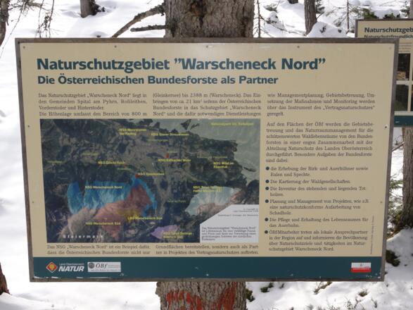 im flachen Teil des Rottals steht die Tafel zum Naturschutzgebiet Warscheneck