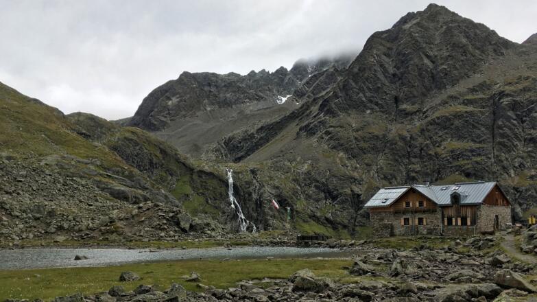 Winnebachseehütte mit Bachfällen