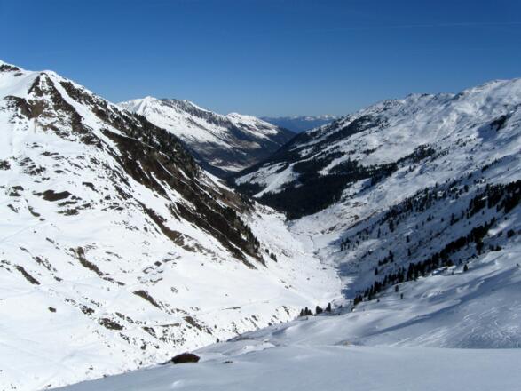 Blick vom Sidanjoch talauswärts über das gesamte Finsingtal.