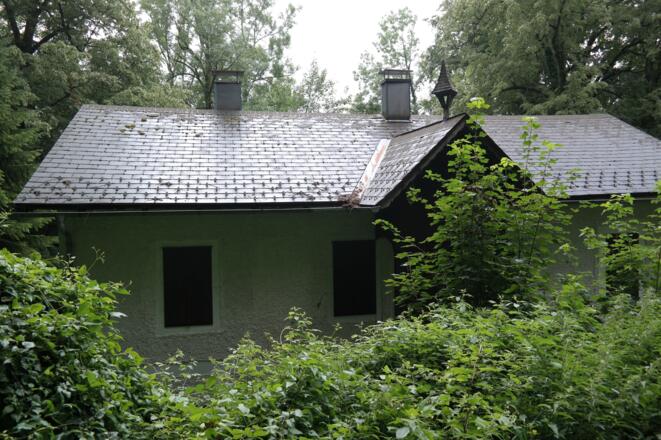 Aufgelassenes Jagdhaus beim Aufstieg.