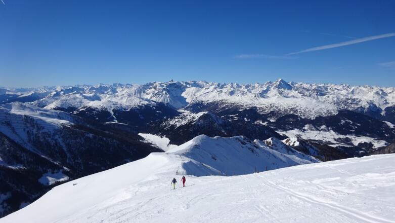 Knapp unterhalb der Riepenspitze, die meistens rechts umgangen wird. Hinten mächtig der Habicht und - die kleine Spitze links der Bildmitte - der Pflerscher Tribulaun.