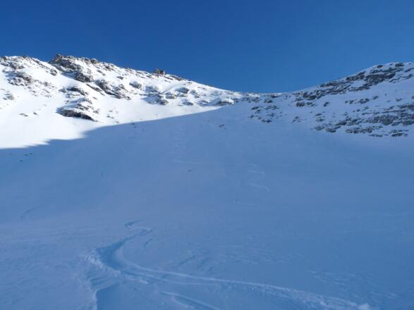 Die Abfahrt erfolgt vom Gipfelrücken in direkter Linie über den steilen Gipfelhang.