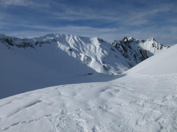 Vom Hochalppass blicken wir zurück und können Weißer Schrofen, Heiterberg und Älpelekopf sehen.