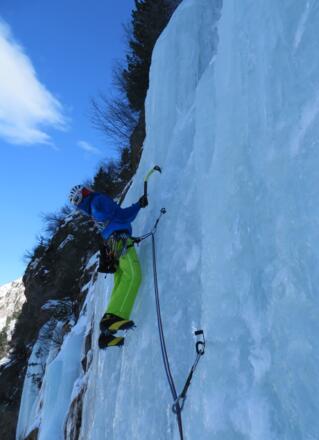 Ausstiegsseillänge in senkrechtem, solidem Eis