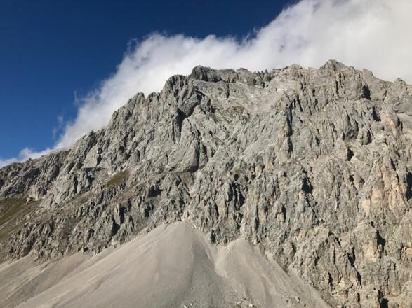 Vom Höllkopf zeigt sich der Grünstein majestätisch mit seinem Riffeltal