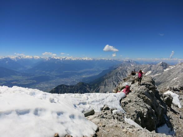 Vor dem noch schneebedeckten Gipfelbereich