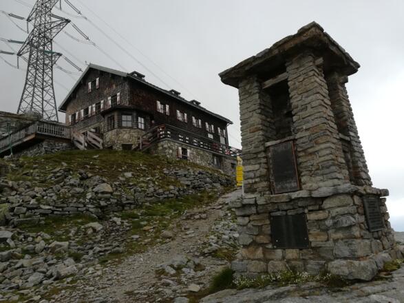 Granatspitzgruppe: die St. Pöltner Hütte am späten, regnerischen Nachmittag - Südansicht