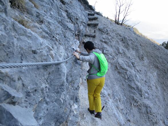 Seile und Stufen sind wertvolle Hilfen. Und auch die Schwierigkeiten, mit denen die Wegehalter zu kämpfen haben, sind deutlich erkennbar.