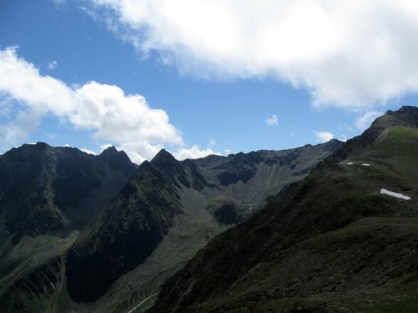 Blick ins Seebachtal zum Hundstalsee. Links daneben Roßkogel und Weissstein