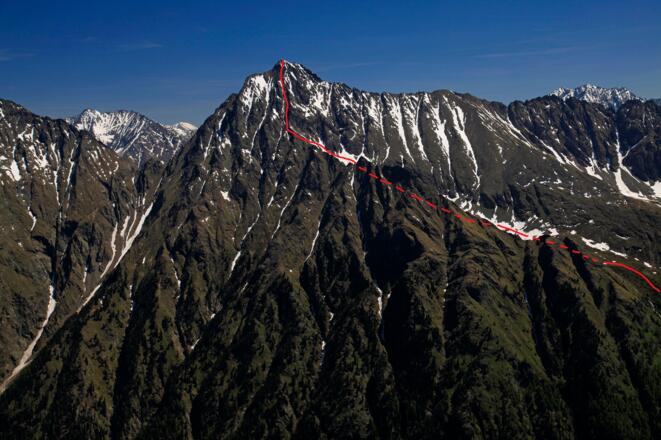 Der Zustieg vom Piendlsee zum Südwestgrat und die Gipfelschlucht zum höchsten Punkt (strichliert: Wegverlauf verdeckt)