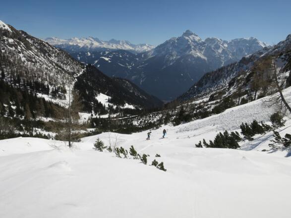 ... geht es in der Talmitte bequem aufwärts. Die Lichtung links unten trägt den Flurnamen "Isse".