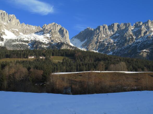 Übersichtsfoto, ganz links der Aufstieg, mittig das Kübelkar