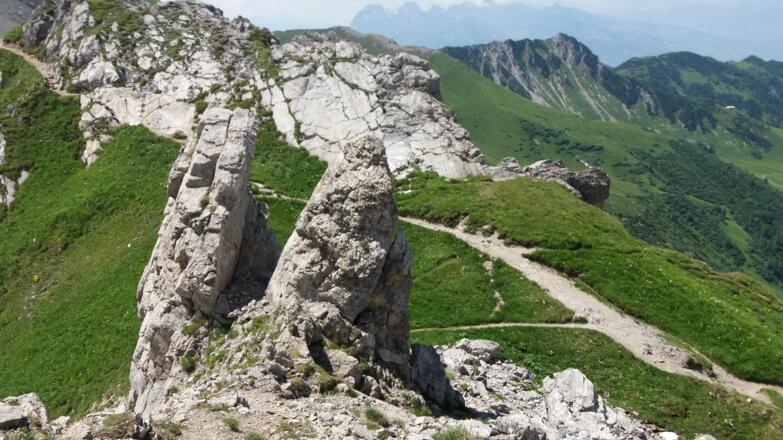 "Felsscheiben": unterhalb befindet sich der Einstieg zum Spitz.