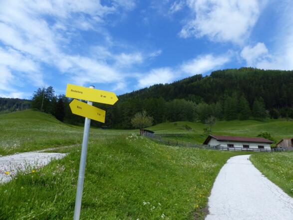 Ein Wegschild weist dabei in Richtung "Rinderberg".