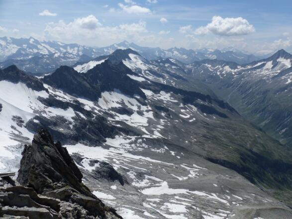 Berggipfel soweit das Auge reicht.