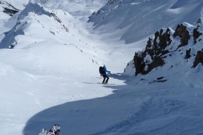 Einfahrt in die linke Steilrinne. Nur gute Skifahrer sollten eine Abfahrt direkt vom Gipfel wagen.
