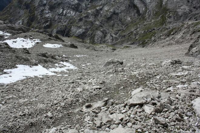 und diese steile Schotterrinne herauf