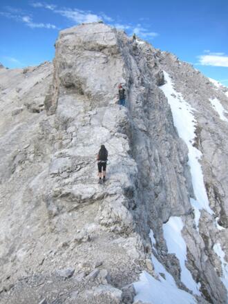 Der allerletzte Aufschwung zum Gipfelgrat bietet noch eine originelle Kletterstelle.