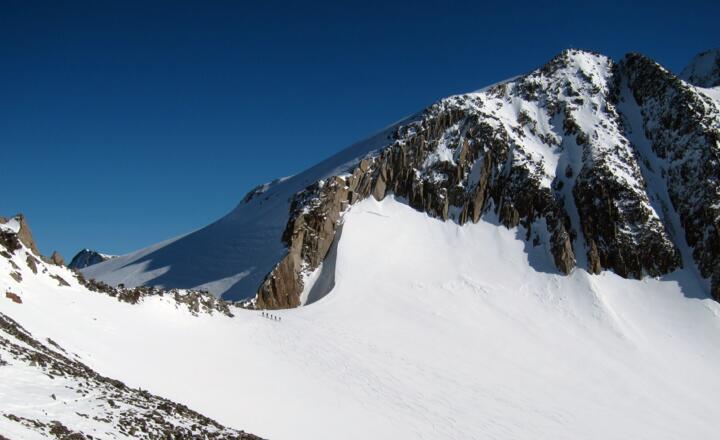 Eine Skitourengruppe kurz vor dem Pfaffenjoch.