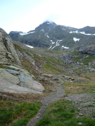 Neben der Hütte geht es dann hier entlang