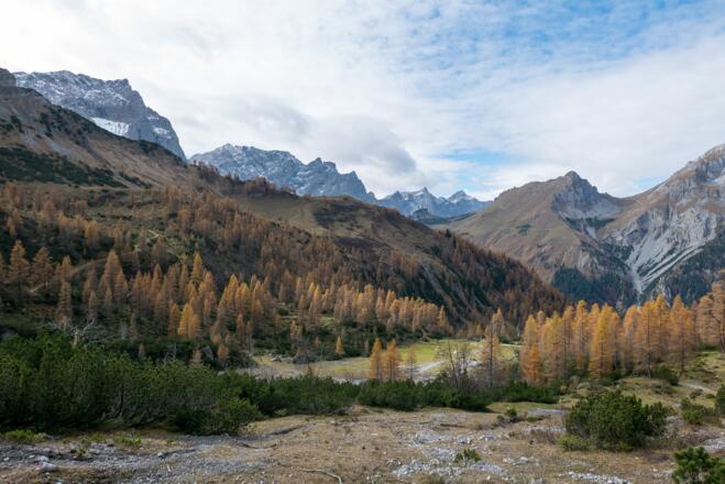 Blick vom Aufstieg in Richtung westliches Lamsenjoch zurück in Richtung Binsalm. Links der Karwendelhauptkamm
