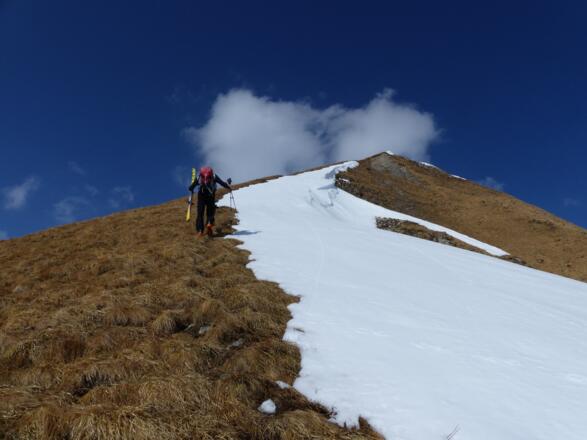 Schon bald im Frühling sind die Südseiten aper. Zum Punkt 2235 m geht es zu Fuß.