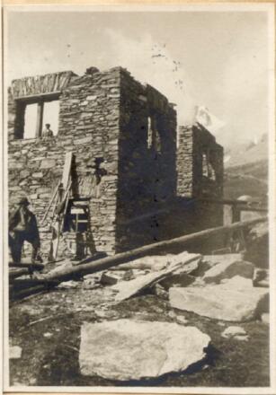 Originalaufnahme vom Bau der Salmhütte aus dem Jahr 1926.