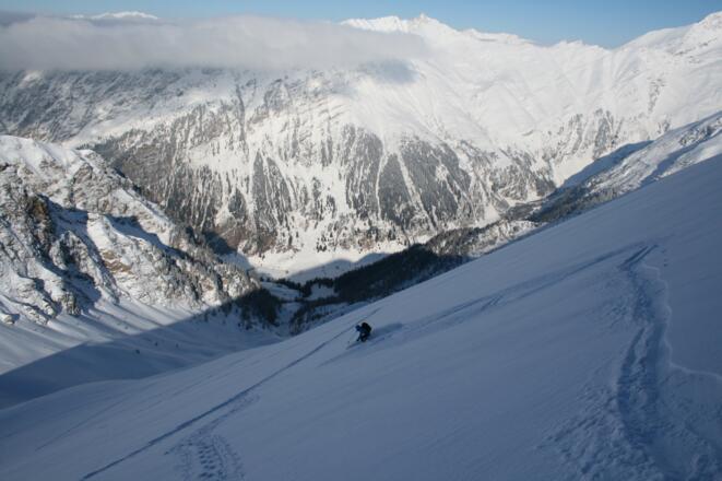 Der steile Gipfelhang mit Tiefblick ins Valsertal.