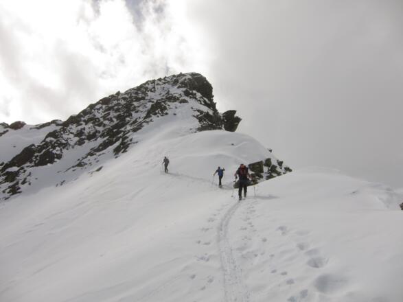 Der Grat ist erreicht, noch wenige Meter zum Skidepot.