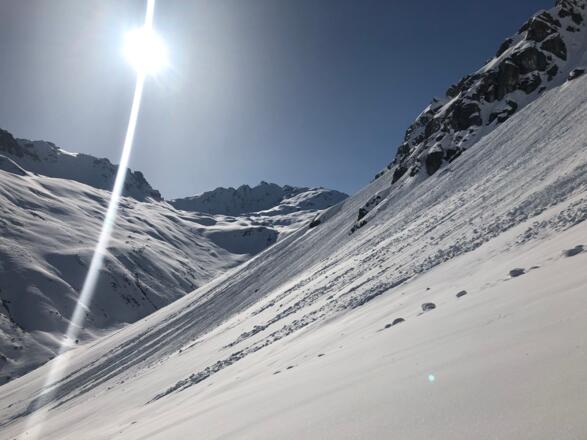 Nach der Brückenüberquerung im Aufstieg zum Joch