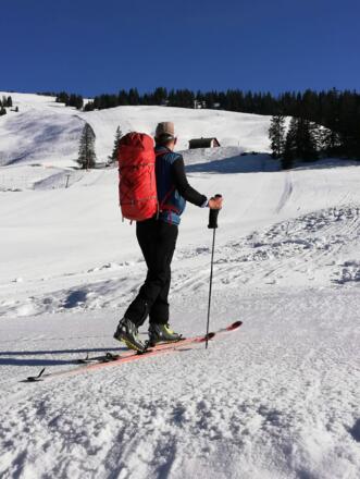 Neben der Piste an den Schihütten vorbei zum Fürkele
