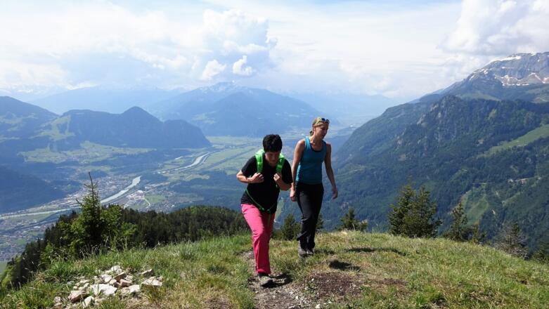 ... vor dem Gipfel. Unten das Inntal, hinten der Eingang ins Zillertal.