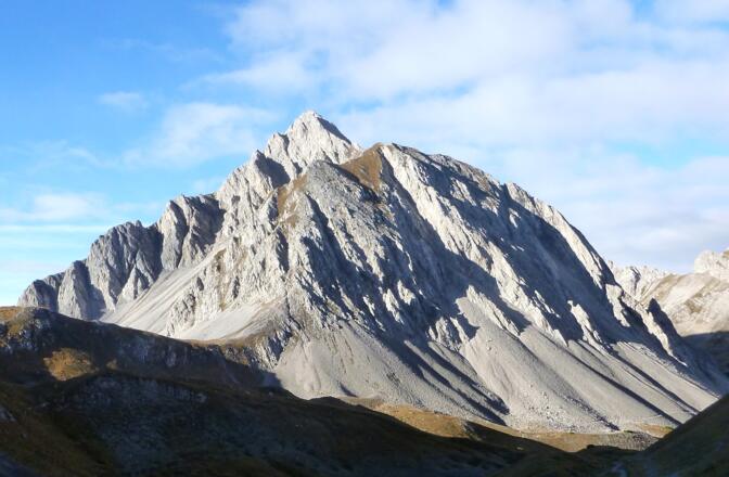 Blick auf den Ostgrat der Rumer Spitze