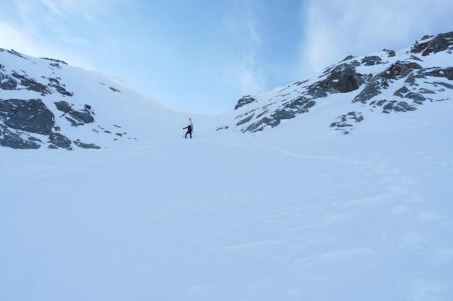 Steil zieht sich die Rinne zur Scharte. Im oberen Abschnitt ist es oft angenehmer die Ski zu schultern.