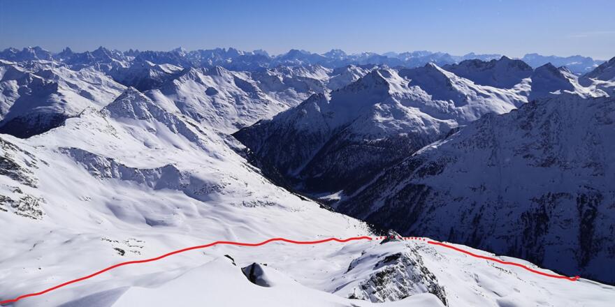 Blick vom Gipfel Richtung Dolomiten, ungefähre Aufstiegs/Abfahrtsroute