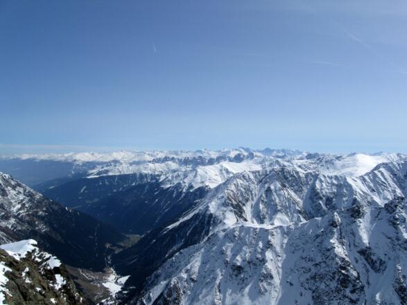 Der Blick schweift über Freihut und Fotscher Windegg bis hinaus zu den Kalkkögeln.