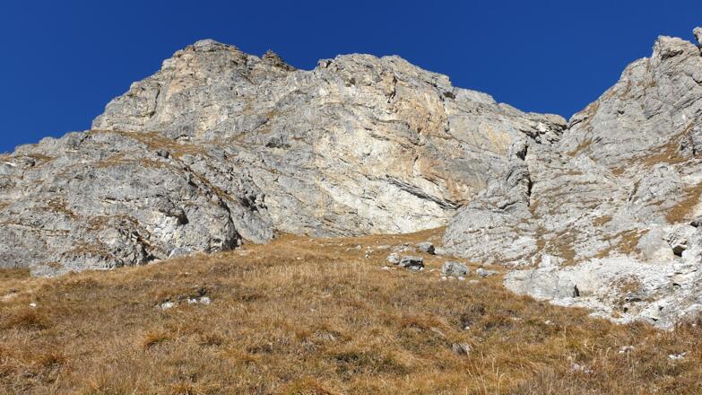Durch die nach rechts wegziehende Rinne geht es hinauf