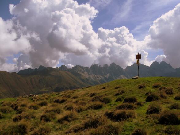 Am Gipfel mit Blick auf die Kalkkögel.