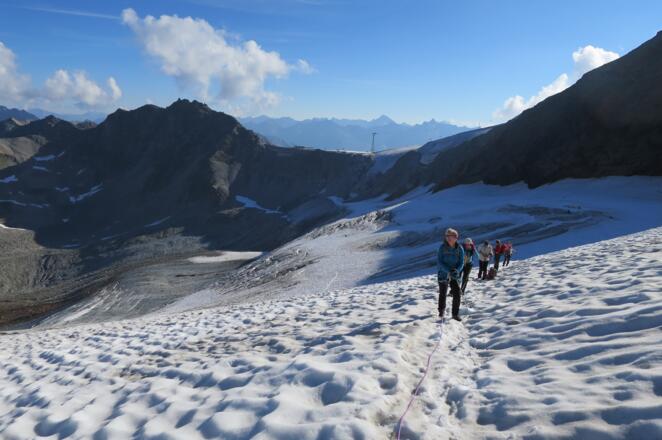 Blick zurück, wir sind rechts entlang der Felswände der Inneren Schwarzen Schneid aufgestiegen.