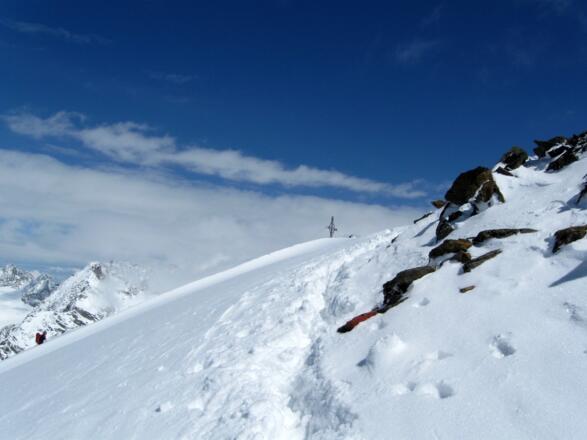 Das Gipfelkreuz ist in Sicht.