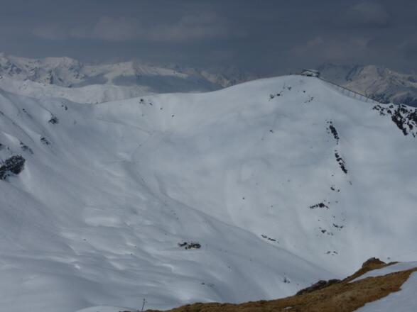 Blick hinunter ins Schigebiet. Man beachte die Kolonnen an TourengeherInnen.