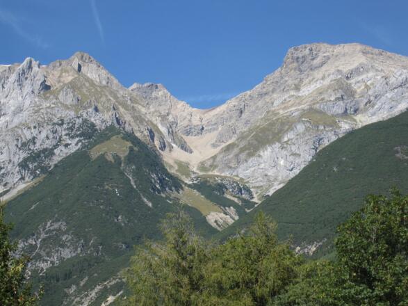 Blick von Grins auf die Parseier und Augsburger Hütte
