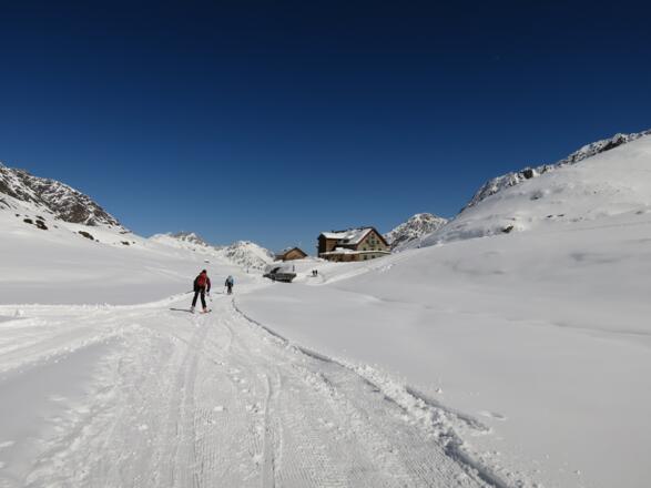 ... und man erreicht die Franz-Senn-Hütte ohne mühsames Schieben.