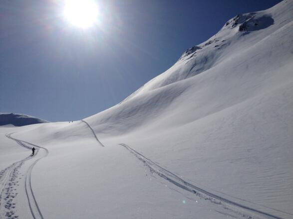 Links um den Berg um dann weiter auf zu steigen